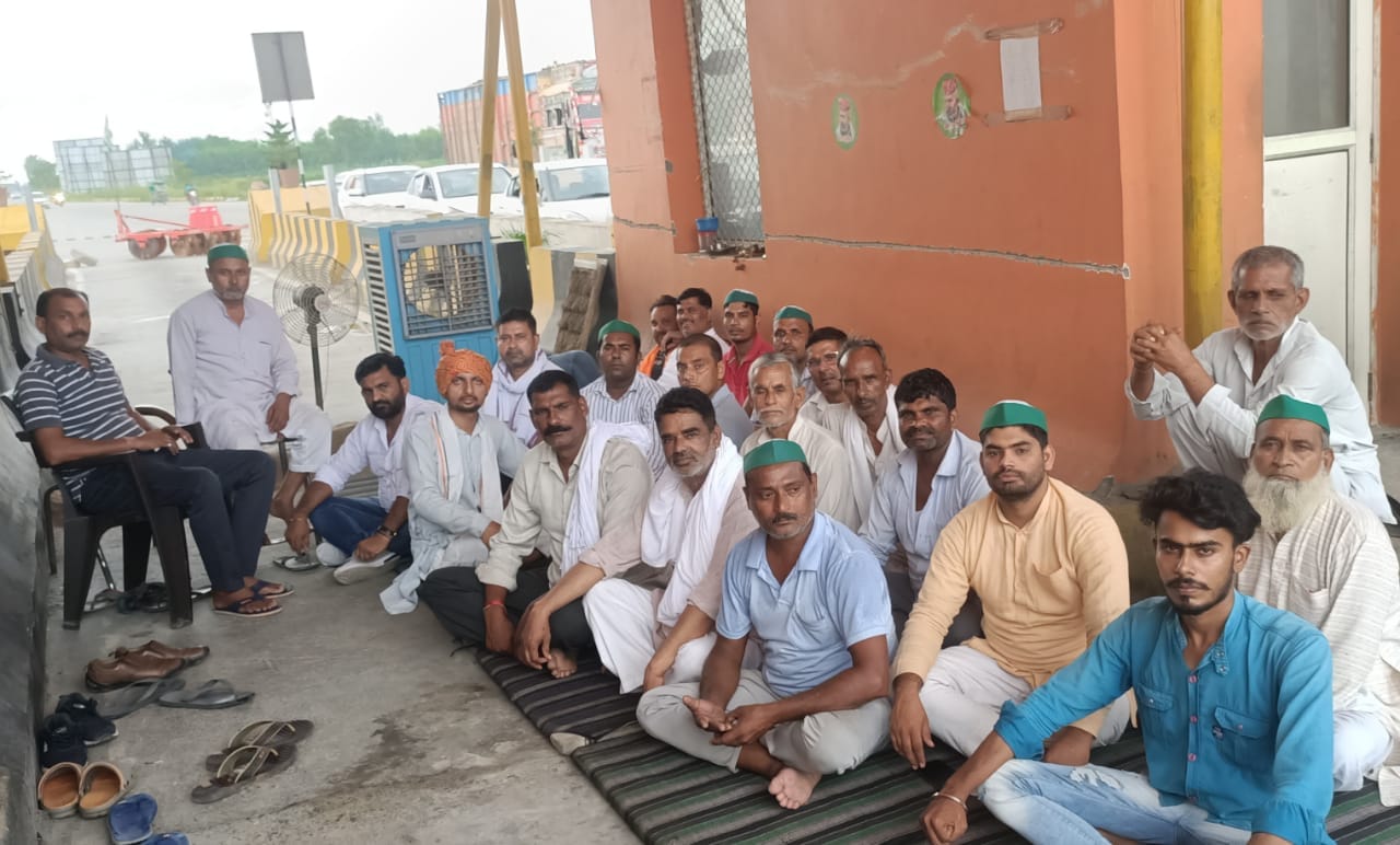 रोहाना में टोल प्लाजा पर घरनारत भाकियू कार्यकर्ता। रोहाना में टोल प्लाजा पर घरनारत भाकियू कार्यकर्ता।