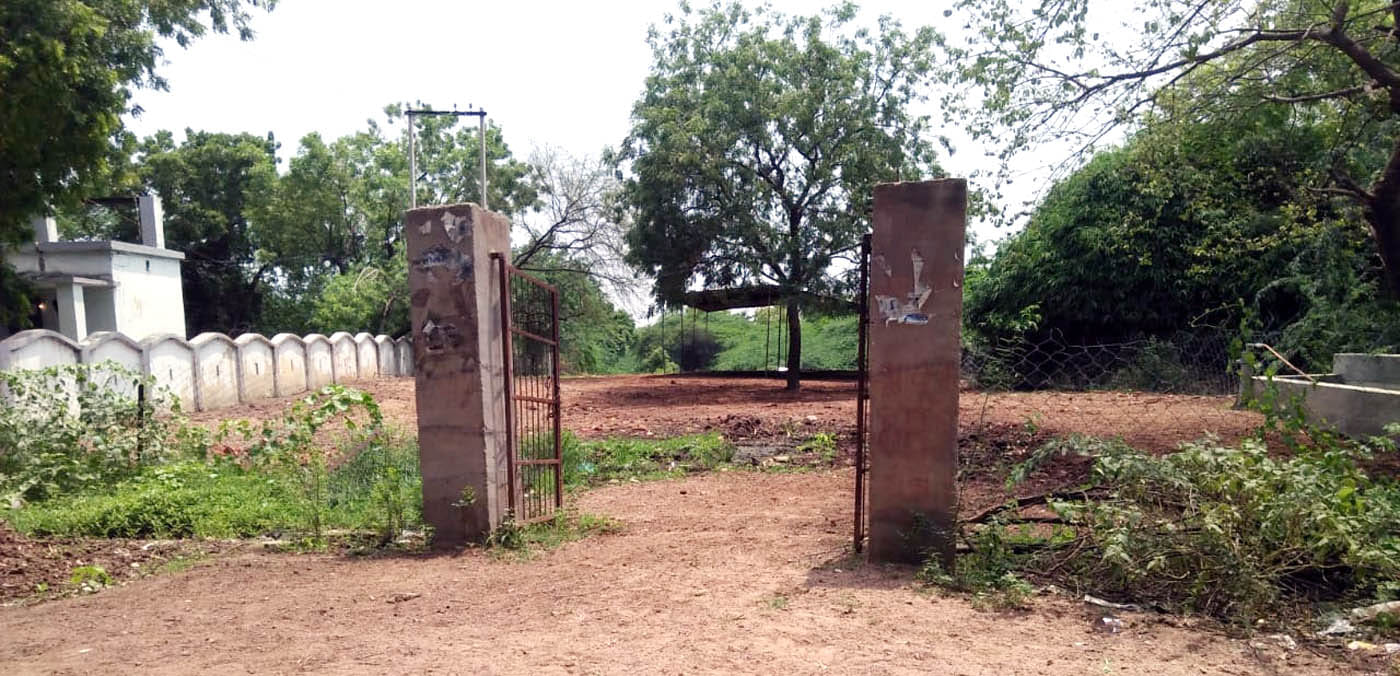 पत्योरा गांव में खाली पड़ी गोशाला। पत्योरा गांव में खाली पड़ी गोशाला।