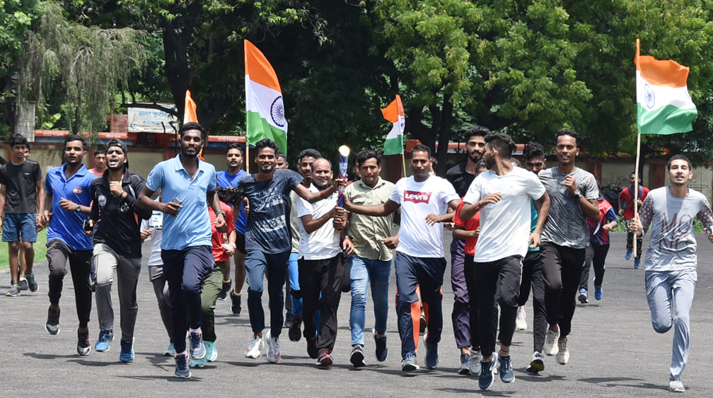 टोक्यो ओलम्पिक जागरूकता मशाल को स्टेडियत में लेकर दौड़ते खिलाड़ी टोक्यो ओलम्पिक जागरूकता मशाल को स्टेडियत में लेकर दौड़ते खिलाड़ी