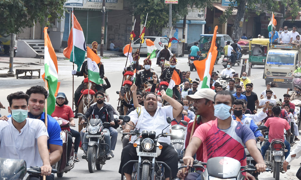 रिमांउट डिपो के मुख्य गेट से निकली टोक्यो ओलम्पिक जागरूकता मशाल को विशेष सेना के घोड़ो के साथ लेक रिमांउट डिपो के मुख्य गेट से निकली टोक्यो ओलम्पिक जागरूकता मशाल को विशेष सेना के घोड़ो के साथ लेक