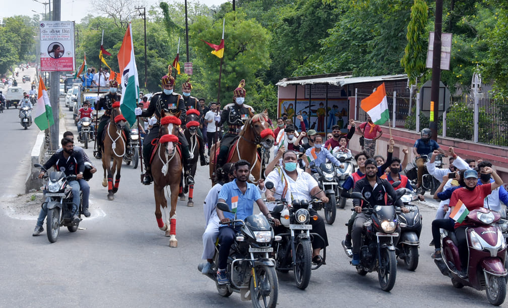 रिमांउट डिपो के मुख्य गेट से निकली टोक्यो ओलम्पिक जागरूकता मशाल को विशेष सेना के घोड़ो के साथ लेक रिमांउट डिपो के मुख्य गेट से निकली टोक्यो ओलम्पिक जागरूकता मशाल को विशेष सेना के घोड़ो के साथ लेक