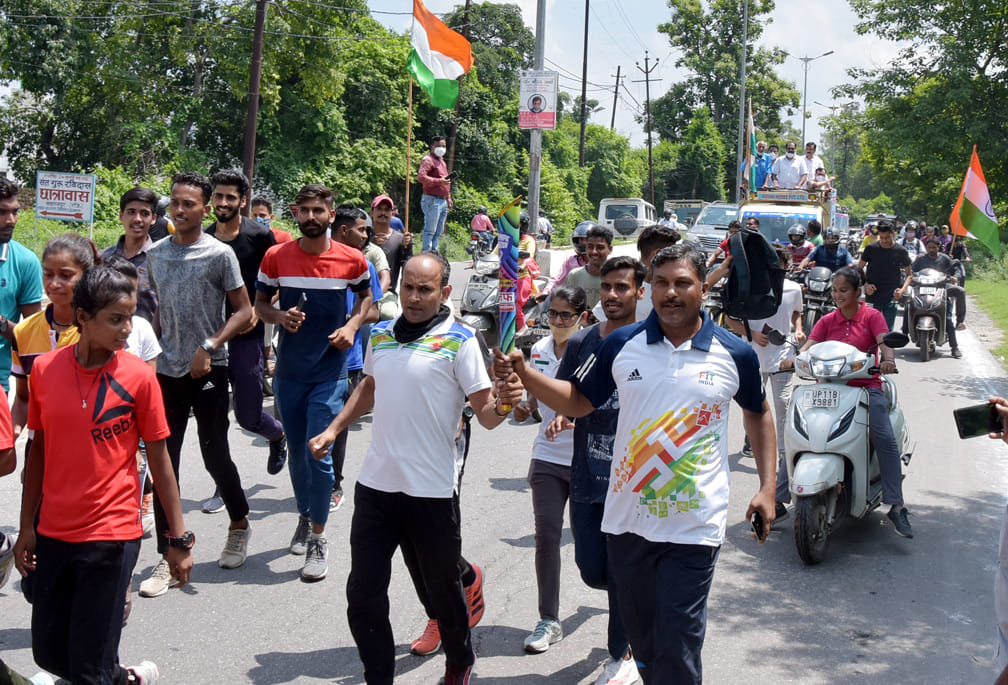रिमांउट डिपो के मुख्य गेट से निकली टोक्यो ओलम्पिक जागरूकता मशाल को विशेष सेना के घोड़ो के साथ लेक रिमांउट डिपो के मुख्य गेट से निकली टोक्यो ओलम्पिक जागरूकता मशाल को विशेष सेना के घोड़ो के साथ लेक