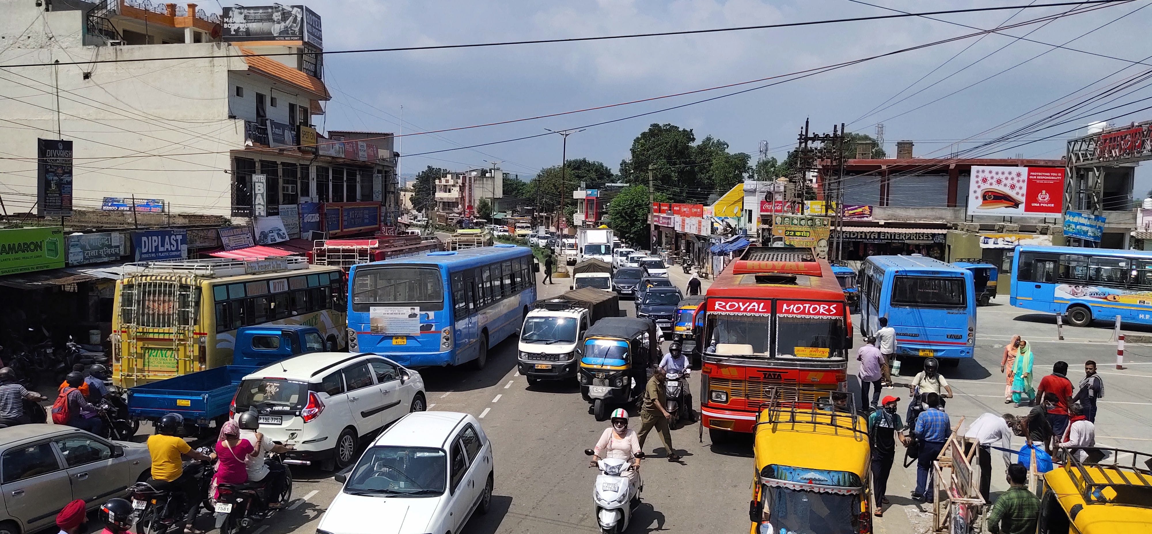 ऊना बस के बाहर भारी जाम में फसे वाहन ऊना बस के बाहर भारी जाम में फसे वाहन