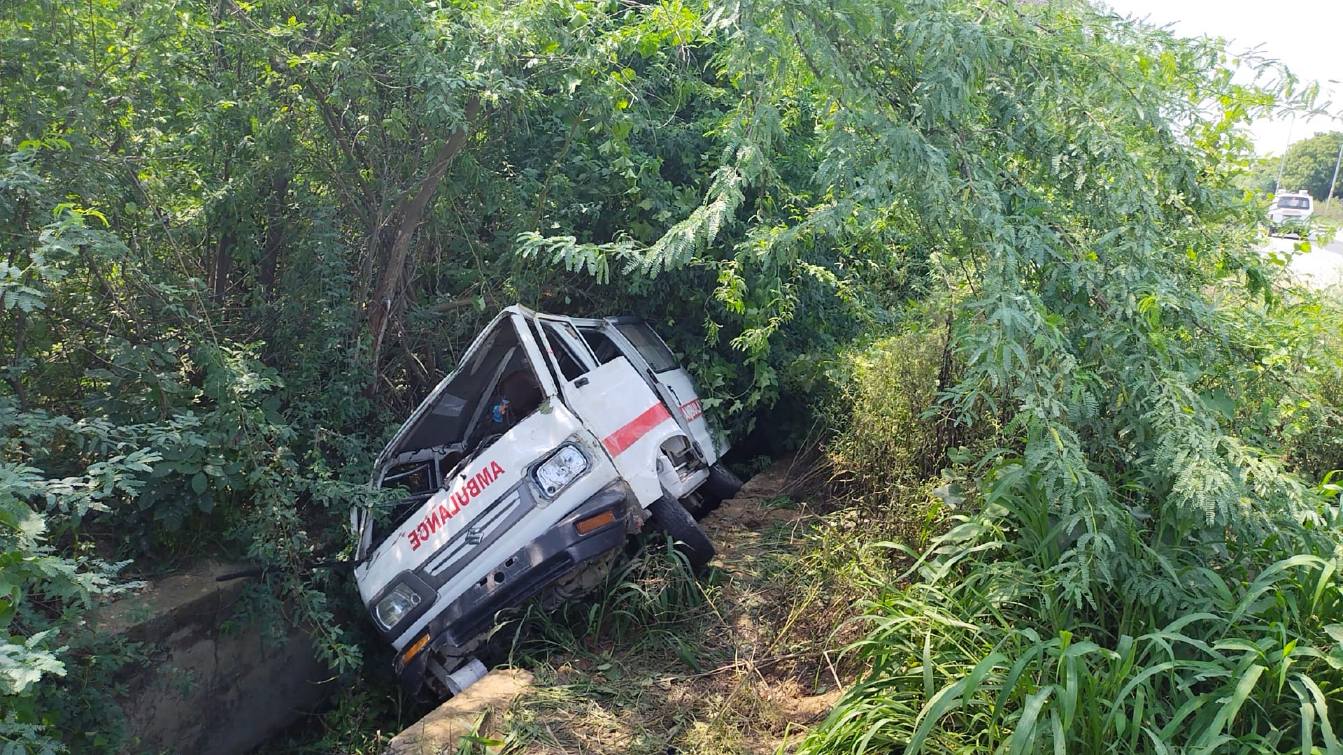 फोटो संख्या 30- रमैयापुर गांव स्थित नाले में पलटी प्राइवेट एंबुलेंस