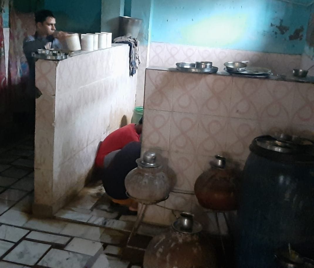 पानीपत। नशा मुक्ति केंद्र के अंदर काम करते हुए भर्ती लोग।