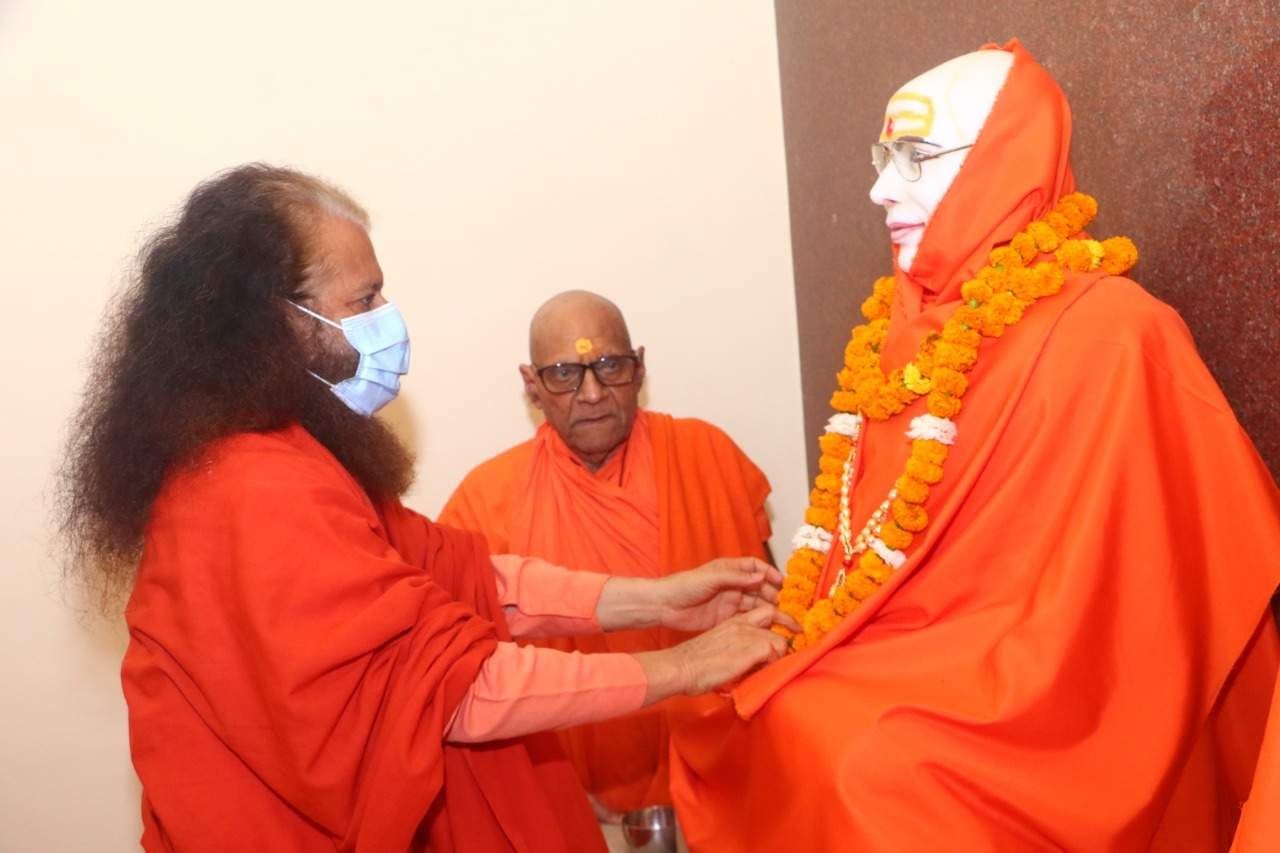 परमार्थ निकेतन पर गुरू पूर्णिमा पर गुरु पूजा करते स्वामी चिदानंद सरस्वती और स्वामी असंगानन्द स? परमार्थ निकेतन पर गुरू पूर्णिमा पर गुरु पूजा करते स्वामी चिदानंद सरस्वती और स्वामी असंगानन्द स?