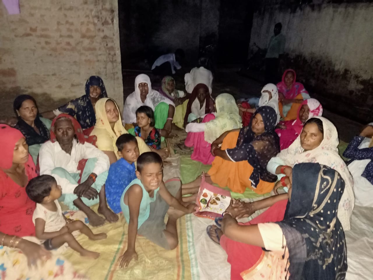 गांव बेहड़ा सादात में मृतक लोकेंद्र के रोते बिलखते परिजन। गांव बेहड़ा सादात में मृतक लोकेंद्र के रोते बिलखते परिजन।