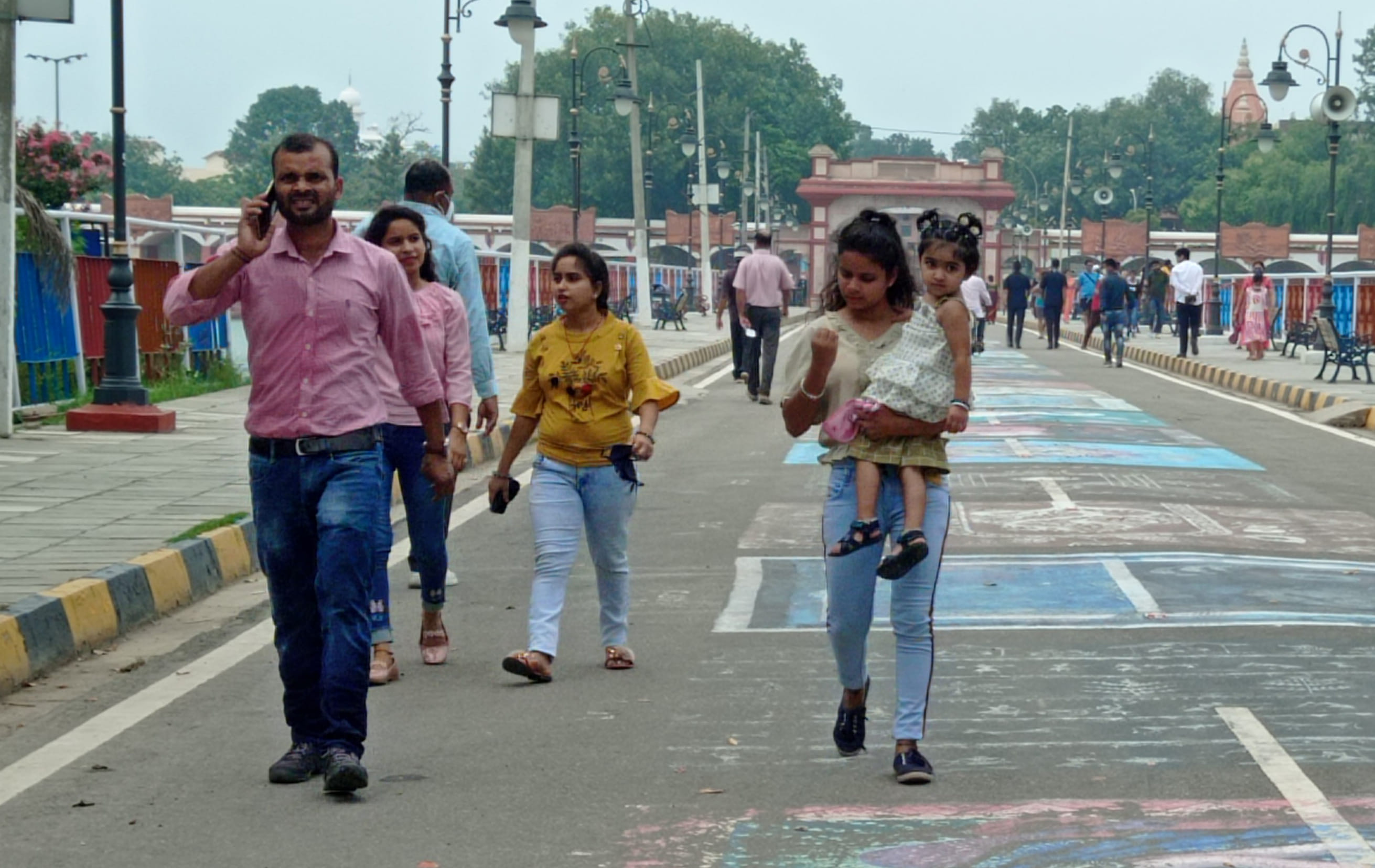 कुरुक्षेत्र। ब्रह्मसरोवर पर घूमते पर्यटक। कुरुक्षेत्र। ब्रह्मसरोवर पर घूमते पर्यटक।
