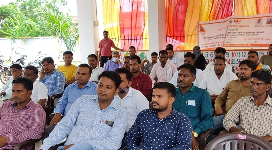 नजीबाबाद के जालबपुर गूदड़ में आनलाइन प्रशिक्षण लेते ग्राम प्रधान। नजीबाबाद के जालबपुर गूदड़ में आनलाइन प्रशिक्षण लेते ग्राम प्रधान।