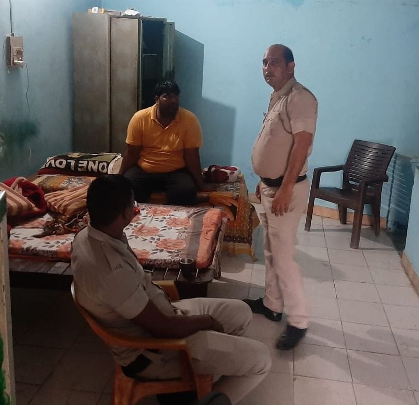 पानीपत। नशा मुक्ति केंद्र में मौजूद युवक से पुछताछ करते हुए पुलिसकर्मी।