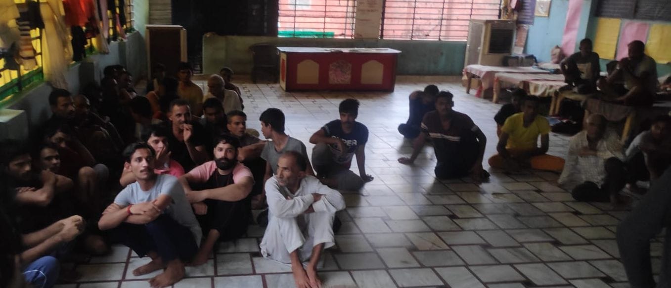पानीपत। सीएम फ्लाइंग की रेड के दौरान नशा मुक्ति केंद्र में भर्ती लोग।