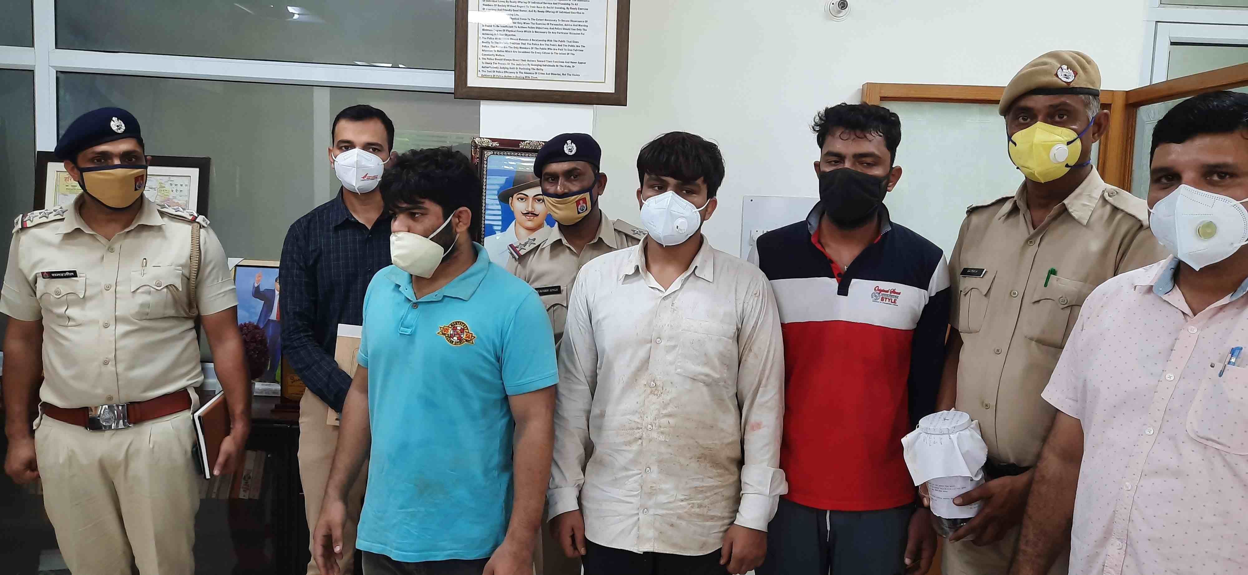  पुलिस गिरफ्त में तीनों आरोपी। संवाद