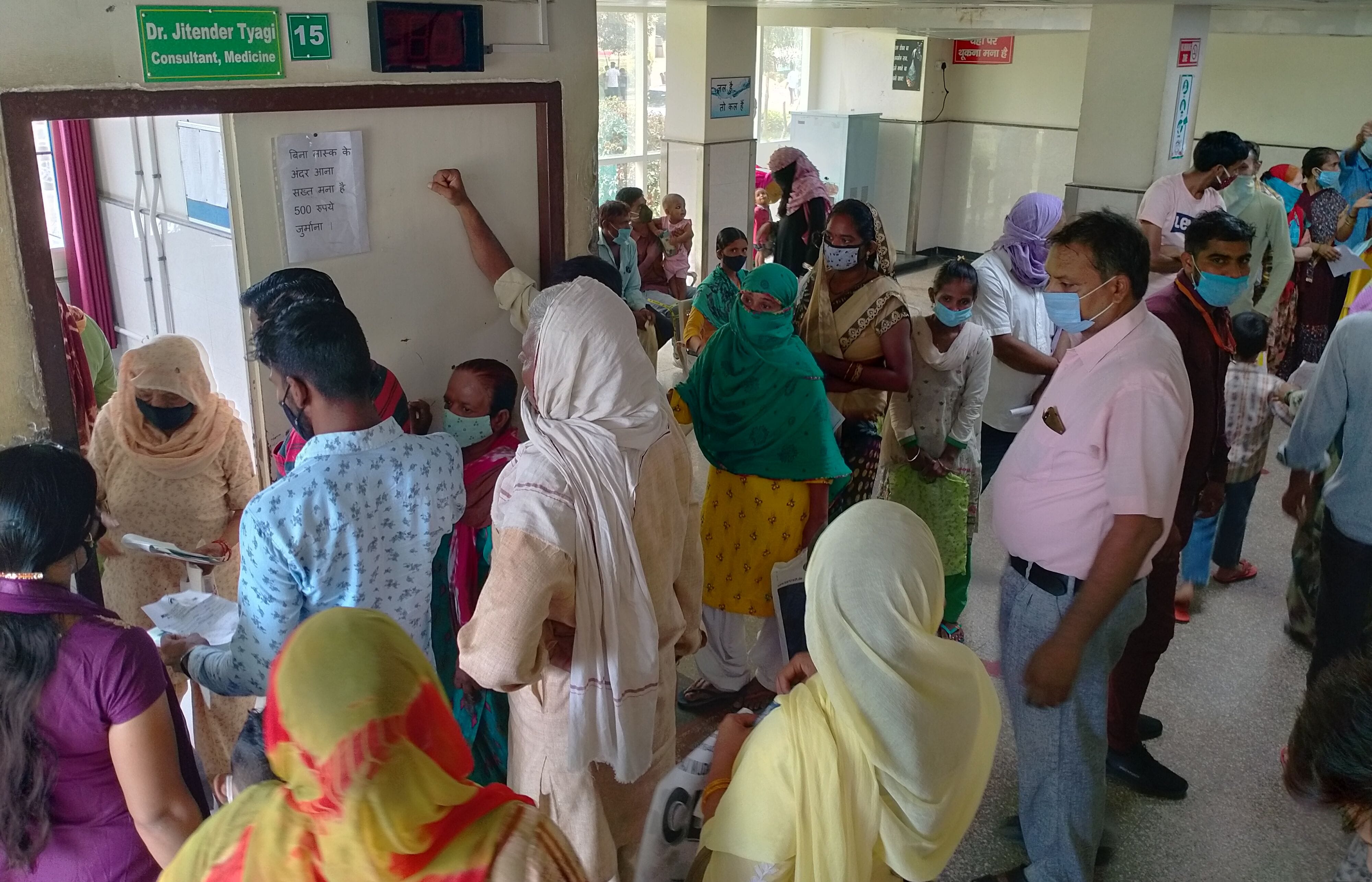 पानीपत। सिविल अस्पताल में कमरा नंबर 15 के बाहर लगी हुई लोगों की भारी भीड़, सोशल डिस्टेसिंग को भुले ?