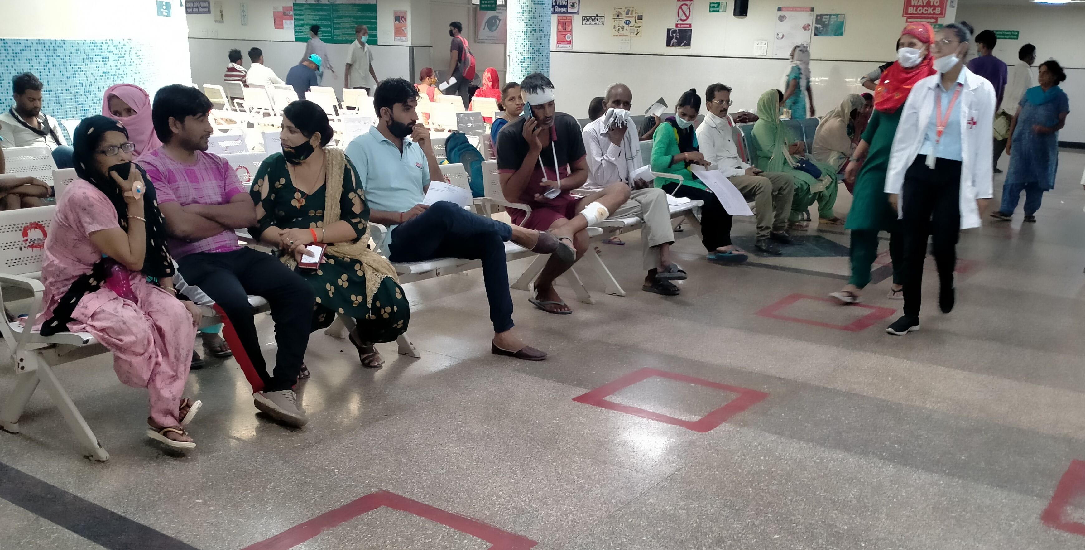 पानीपत। सिविल अस्पताल के वैटिंग हॉल में बैठे लोग मास्क के साथ सोशल डिस्टेंसिंग को भूल।