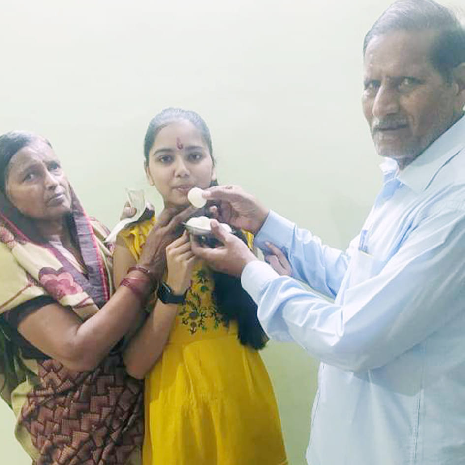 पलिया भीरा के विवेकानंद एकेडमी की 10 वीं टॉपर तृशा गोयल को मिठाई खिलाकर जश्न मनाते माता-पिता। पलिया भीरा के विवेकानंद एकेडमी की 10 वीं टॉपर तृशा गोयल को मिठाई खिलाकर जश्न मनाते माता-पिता।
