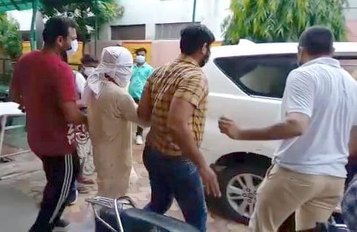 शामली सीएचसी में युवक की मेडिकल जांच कराकर लौटती जम्मू की एटीएस टीम। संवाद शामली सीएचसी में युवक की मेडिकल जांच कराकर लौटती जम्मू की एटीएस टीम। संवाद