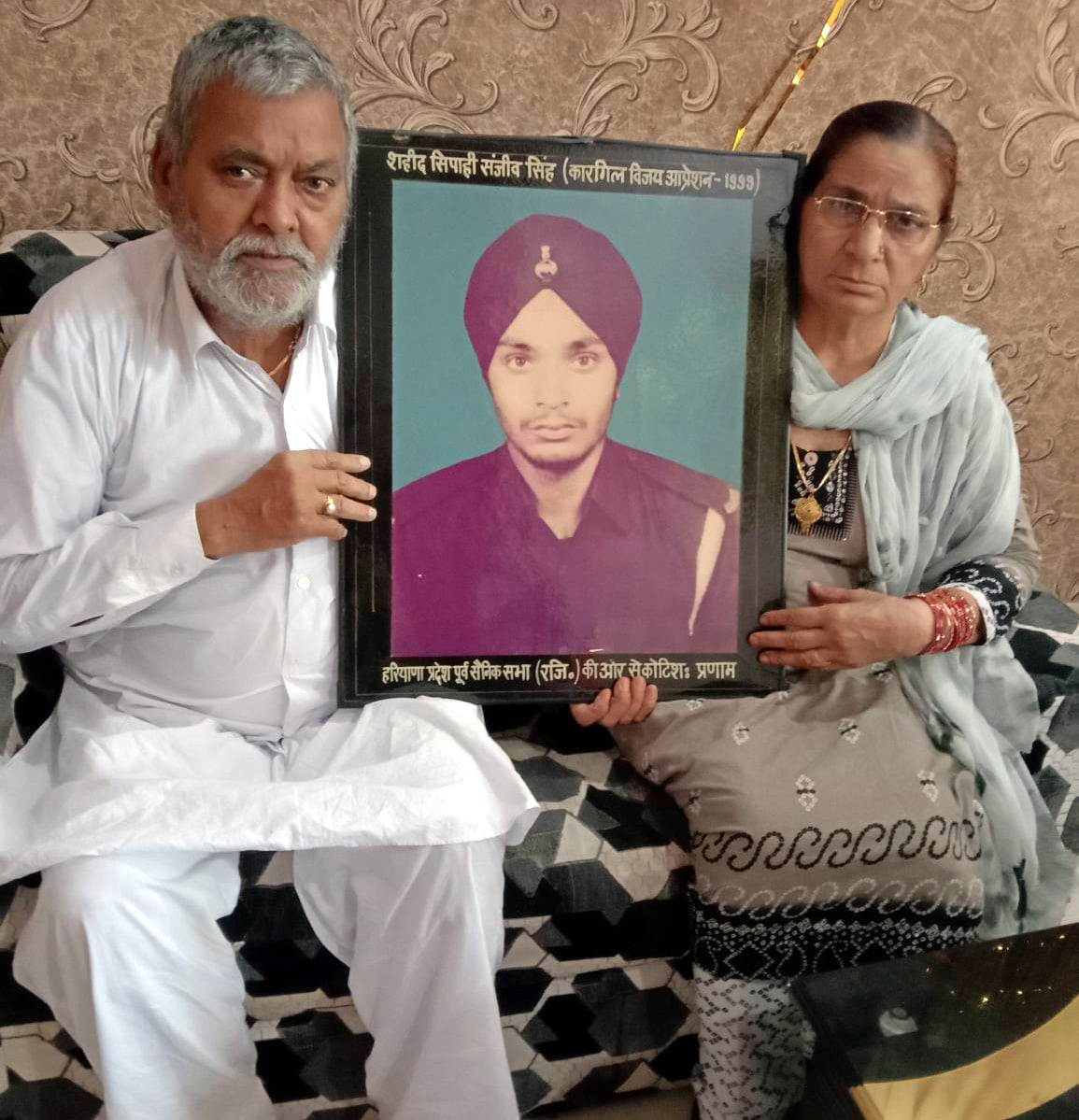 कुरुक्षेत्र। कारगिल मे शहीद हुए सिपाही संजीव कुमार की तस्वीर के साथ पिता रणजीत सिंह ,मां पार्वती कुरुक्षेत्र। कारगिल मे शहीद हुए सिपाही संजीव कुमार की तस्वीर के साथ पिता रणजीत सिंह ,मां पार्वती