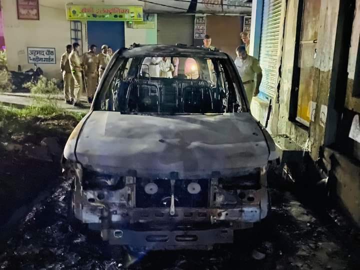 जामियानगर में जिला पंचायत सदस्य की जलाई गई कार का निरीक्षण करती पुलिस। जामियानगर में जिला पंचायत सदस्य की जलाई गई कार का निरीक्षण करती पुलिस।