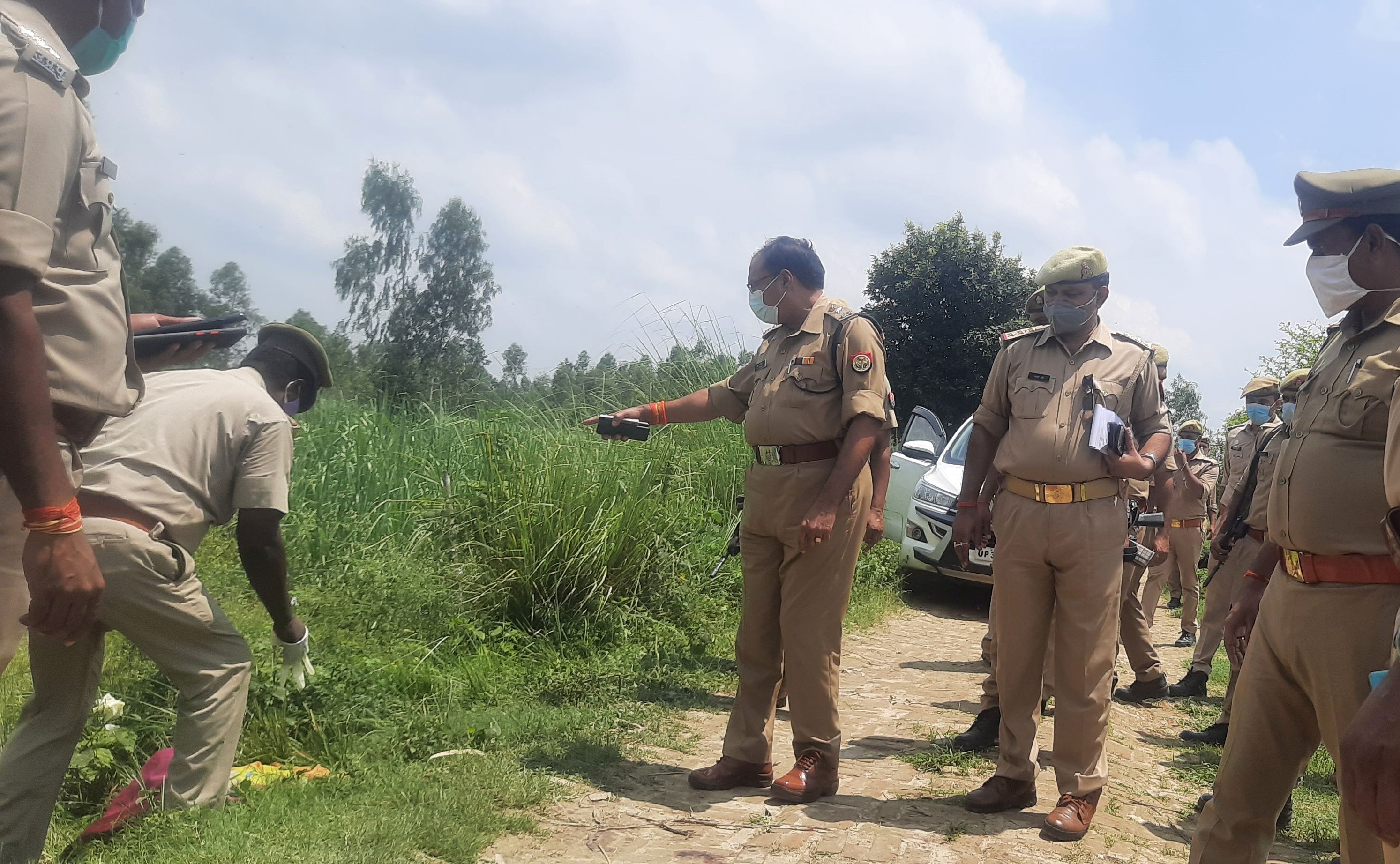 फोटो-08 सीतापुर जिले के तालगांव क्षेत्र के मदनापुर मार्ग पर सड़क किनारे मिले दोनों शवो के बाद मौके फोटो-08 सीतापुर जिले के तालगांव क्षेत्र के मदनापुर मार्ग पर सड़क किनारे मिले दोनों शवो के बाद मौके