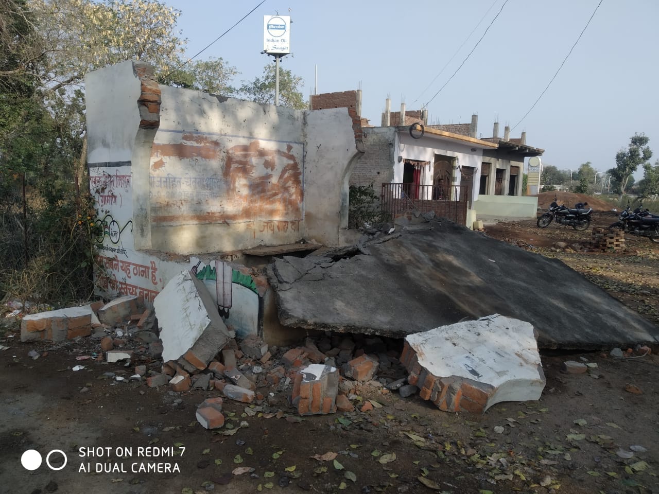 कैप्सन - 6 - प्रतिक्षालय के पहले की स्थिति 7 - प्रतिक्षालय के स्थान पर बना मैदान कैप्सन - 6 - प्रतिक्षालय के पहले की स्थिति 7 - प्रतिक्षालय के स्थान पर बना मैदान