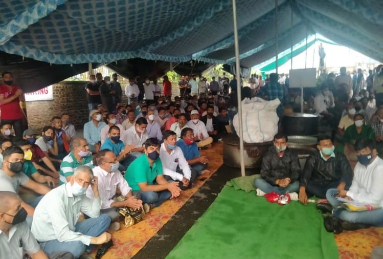 हड़ताल पर बैठे 3500 से ज्यादा कर्मचारी, विद्युत उत्पादन ठप