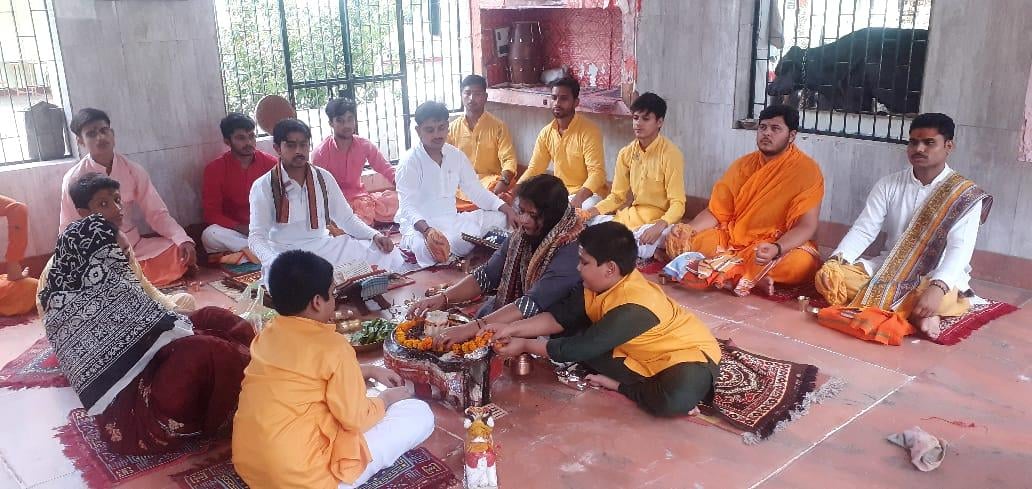 आदर्श संस्कृत महाविद्यालय में पूजा करते लोग आदर्श संस्कृत महाविद्यालय में पूजा करते लोग
