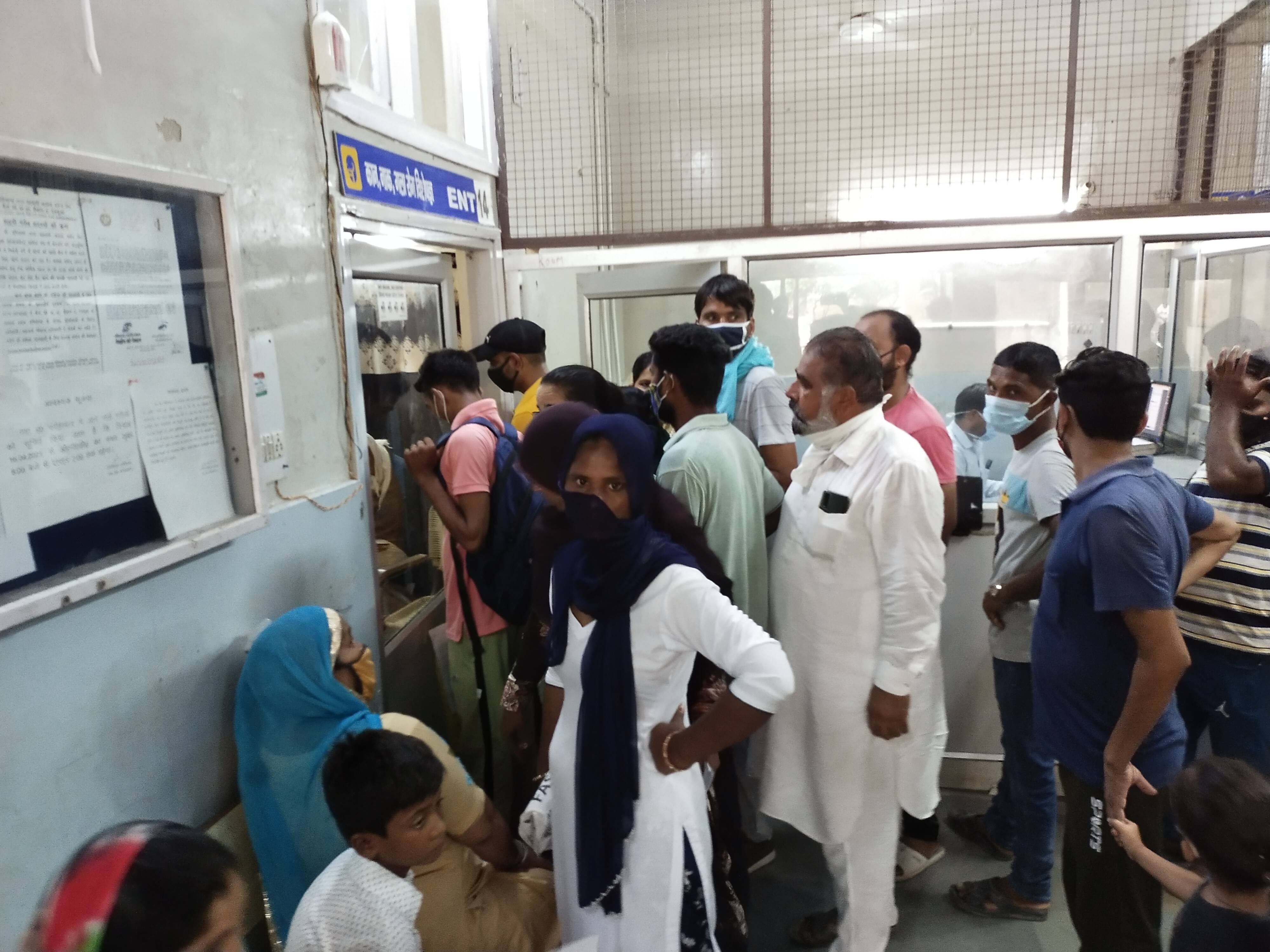 नागरिक अस्पताल में ईएनटी कक्ष के बाहर खड़े मरीज। नागरिक अस्पताल में ईएनटी कक्ष के बाहर खड़े मरीज।