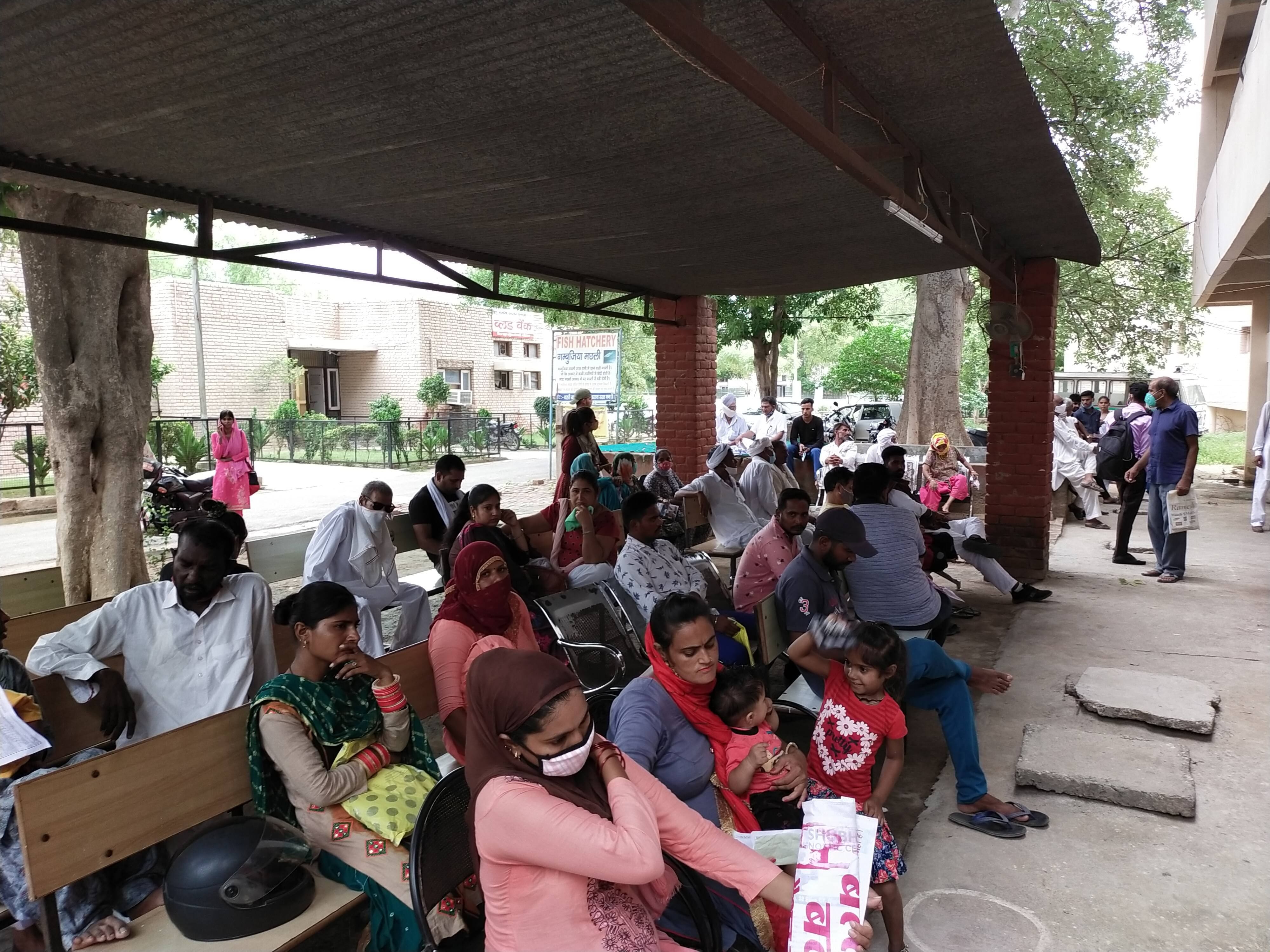 नागरिक अस्पताल में वेटिंग हॉल में लगा मात्र एक पंखा। नागरिक अस्पताल में वेटिंग हॉल में लगा मात्र एक पंखा।