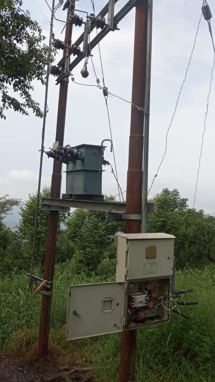 भीकड के रेहडी गांव मे खराब पड़ा बिजली का ट्रांसफार्मर, संवाद। भीकड के रेहडी गांव मे खराब पड़ा बिजली का ट्रांसफार्मर, संवाद।