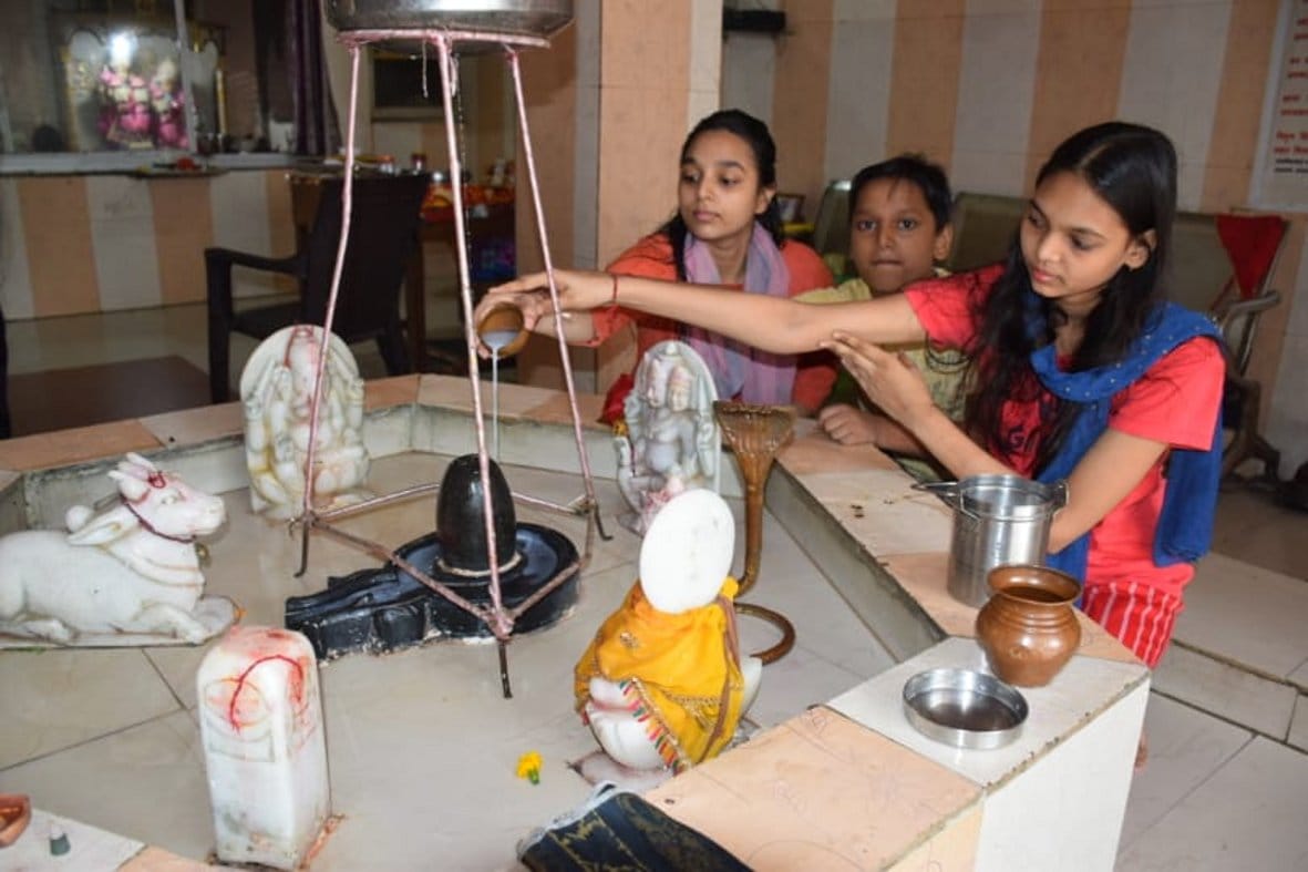 बागपत के शिव मंदिर में पूजा करते हुए बागपत के शिव मंदिर में पूजा करते हुए