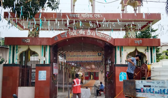 बेहट़ रोड़ स्थित साई मन्दिर में सैनिटाइजेशन करते निगम कर्मी बेहट़ रोड़ स्थित साई मन्दिर में सैनिटाइजेशन करते निगम कर्मी