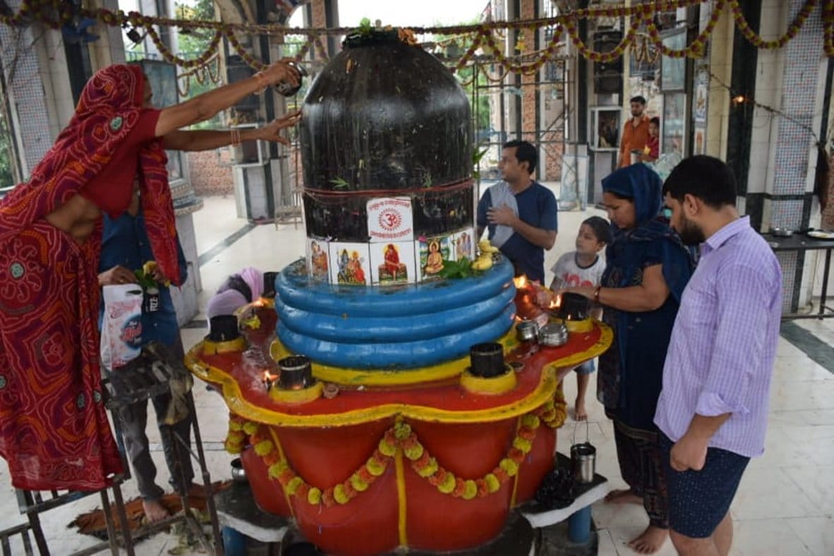 बागपत के चमरावल रोड स्थित शिव मंदिर में पूजा अर्चना करते हुए बागपत के चमरावल रोड स्थित शिव मंदिर में पूजा अर्चना करते हुए