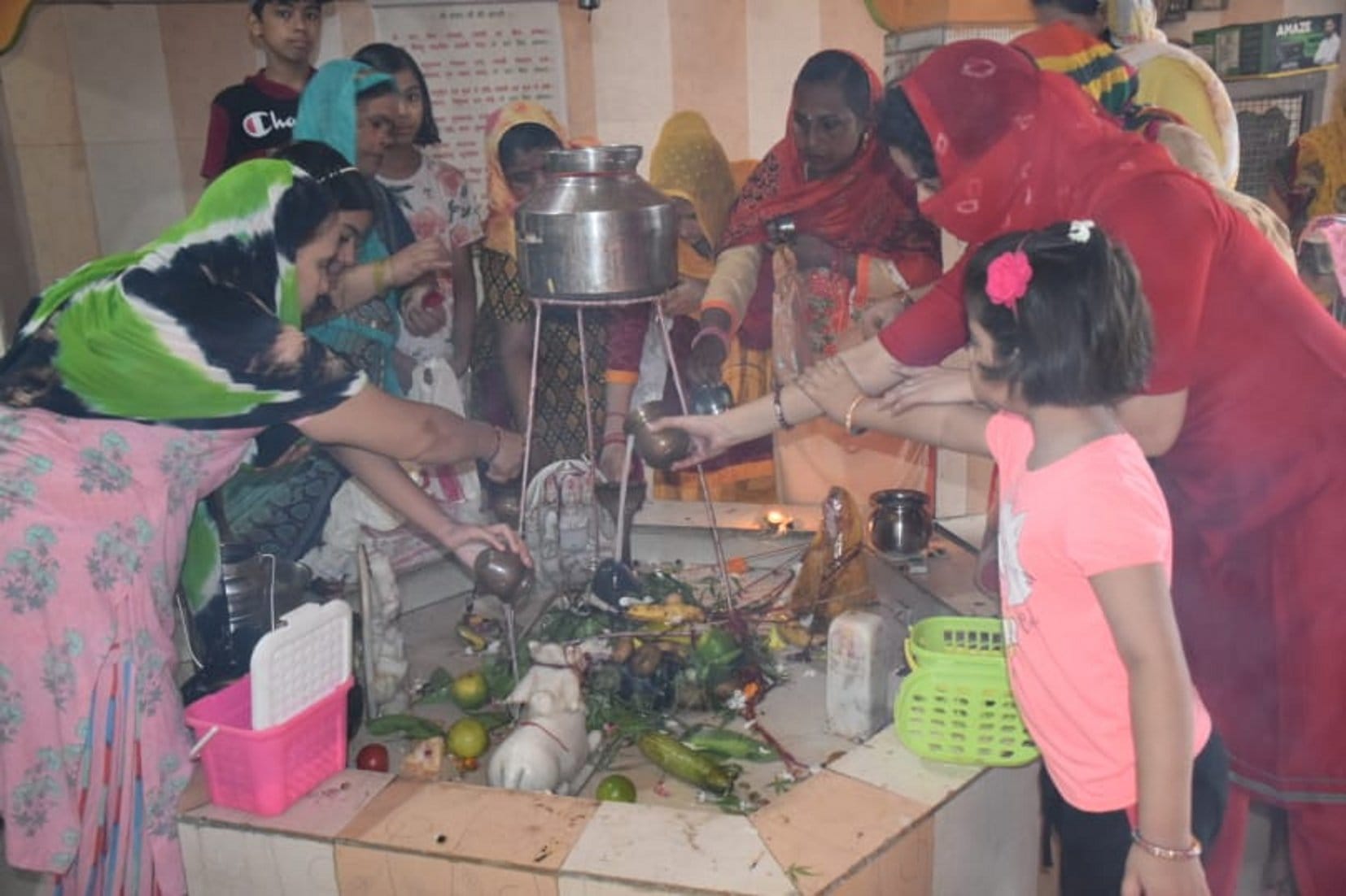 बागपत के शिव मंदिर में सावन के पहले सोमवार को पूजा अर्चना करती महिला शिव भक्त बागपत के शिव मंदिर में सावन के पहले सोमवार को पूजा अर्चना करती महिला शिव भक्त