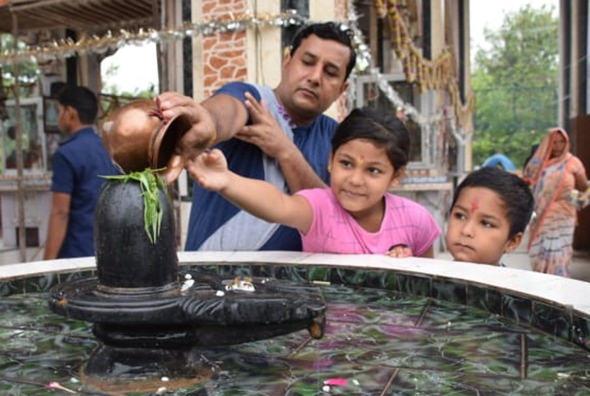 बागपत के महिला थाने के पास शिव मंदिर में परिवार के साथ जलाभिषेक करते हुए बागपत के महिला थाने के पास शिव मंदिर में परिवार के साथ जलाभिषेक करते हुए