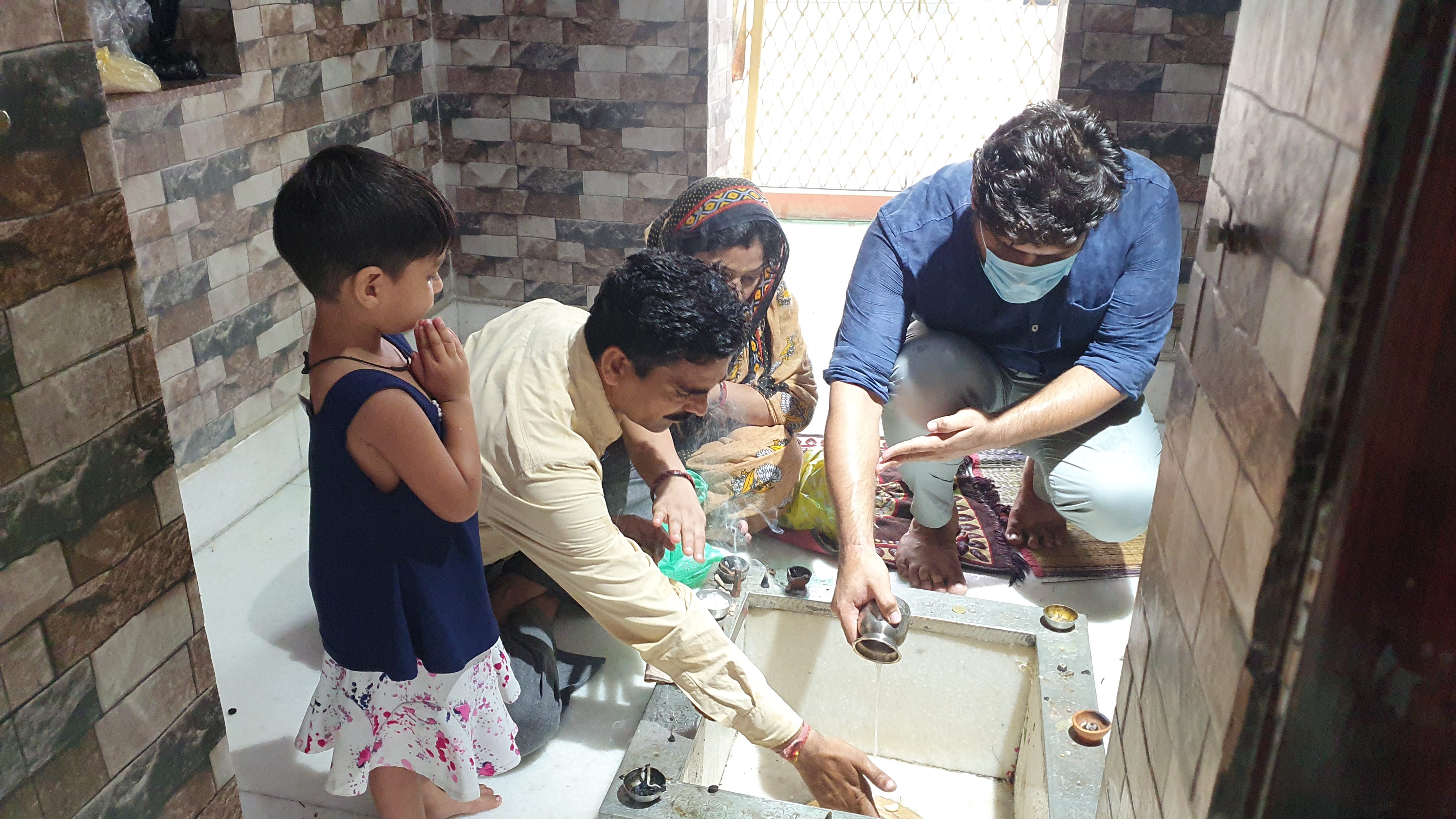 कैराना के बनखंडी महादेव मंदिर में श्रावन के पहले सोमवार को जलाभिषेक करते श्रद्धालु।