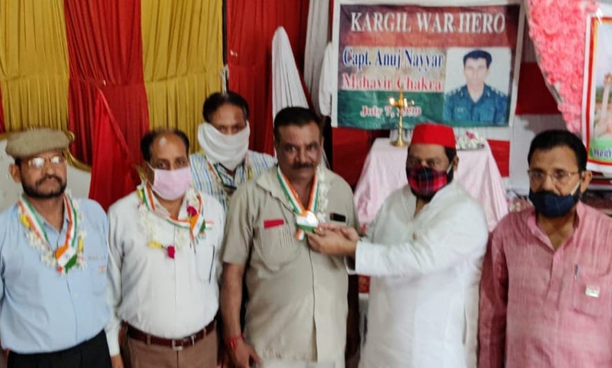 नजीबाबाद में कारगिल विजय दिवस कार्यक्रम में पूर्व सैनिकों को सम्मानित करते हाजी तसलीम अहमद। नजीबाबाद में कारगिल विजय दिवस कार्यक्रम में पूर्व सैनिकों को सम्मानित करते हाजी तसलीम अहमद।