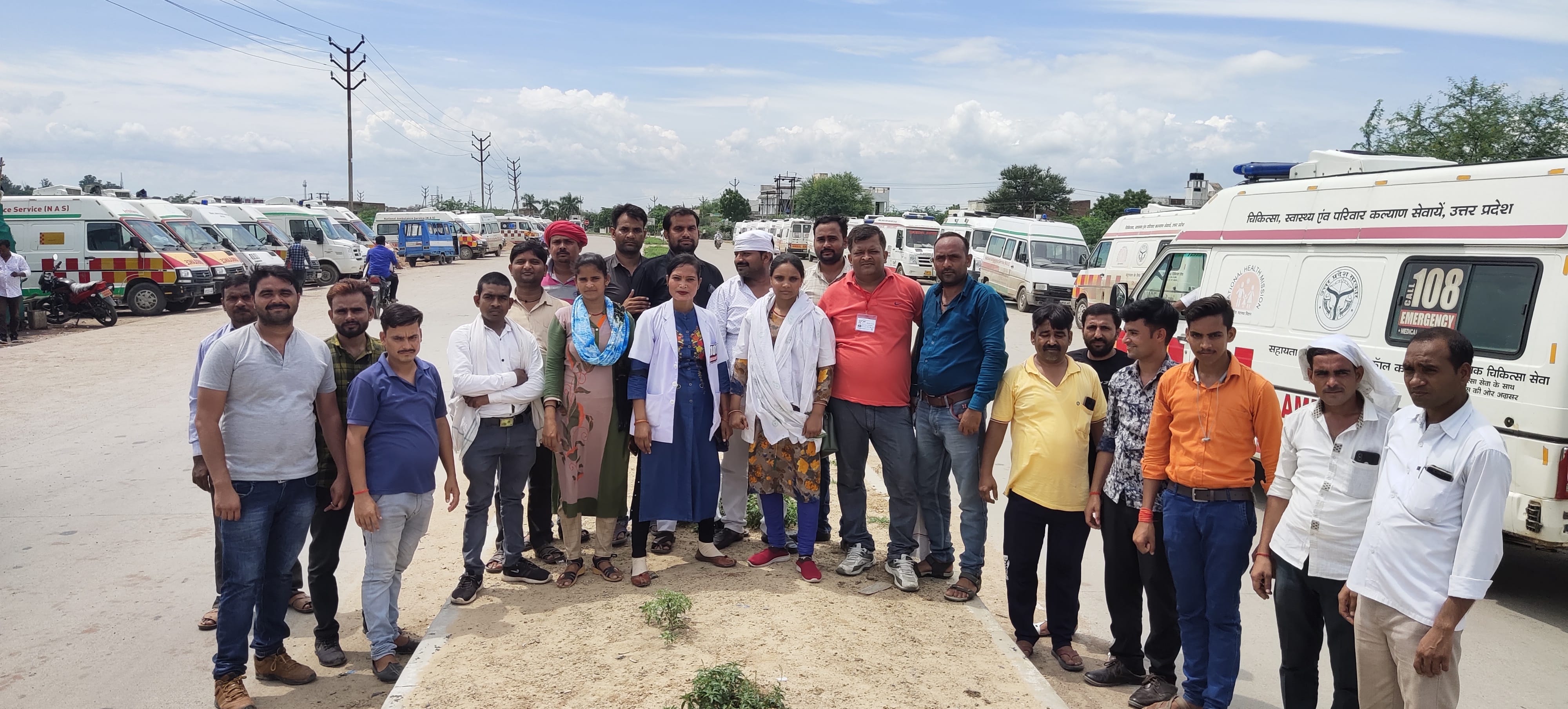 ुर्खी बाईपास पर सड़क पर खड़े होकर नारेबाजी करते एंबुलेंस कर्मचारी। ुर्खी बाईपास पर सड़क पर खड़े होकर नारेबाजी करते एंबुलेंस कर्मचारी।