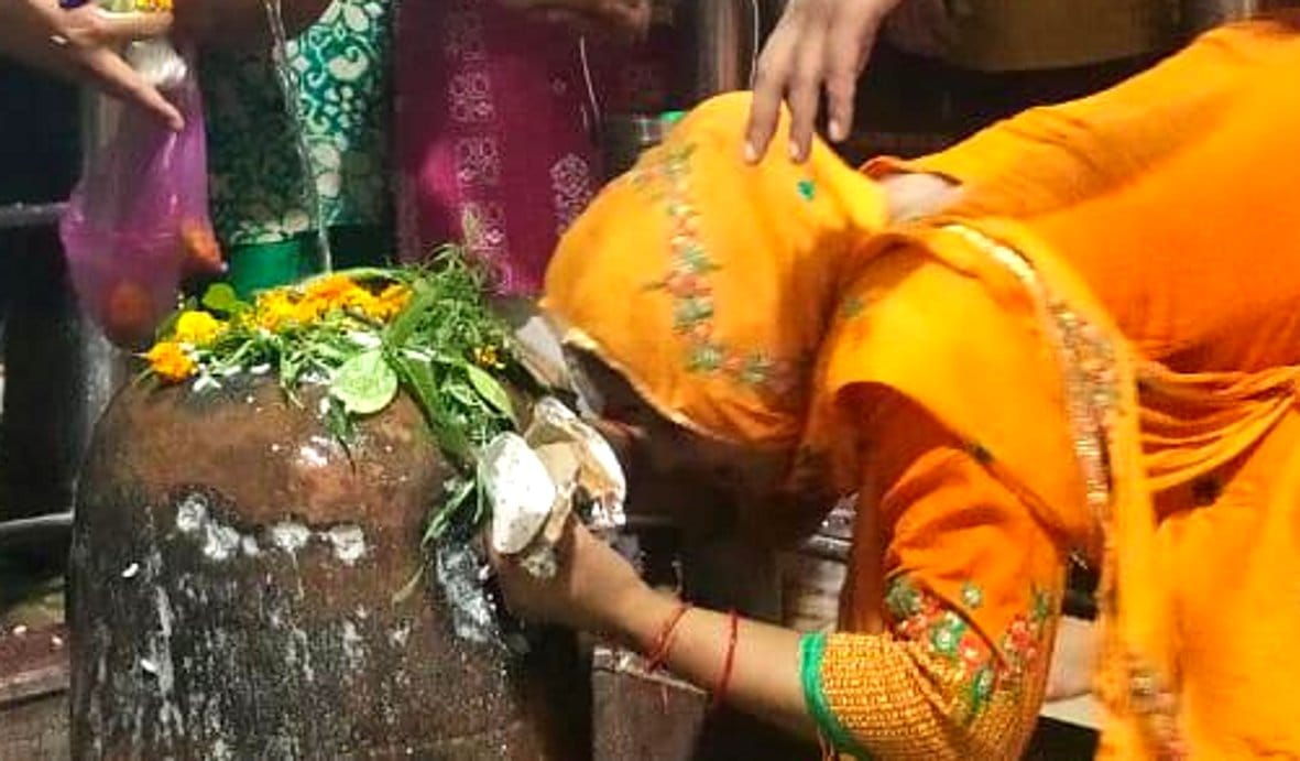 बालैनी के पुरा महादेव मंदिर में सावन के पहले सोमवार को पूजा करने के बाद प्रार्थना करती महिला शिव ? बालैनी के पुरा महादेव मंदिर में सावन के पहले सोमवार को पूजा करने के बाद प्रार्थना करती महिला शिव ?