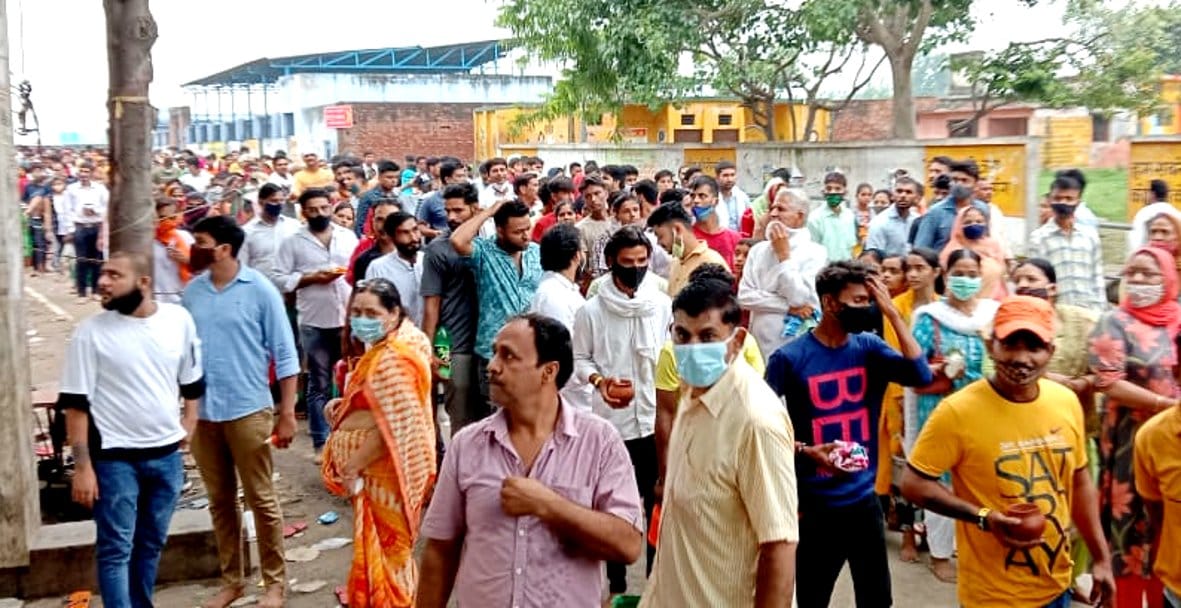 बालैनी के पुरा महादेव मंदिर में सावन के पहले सोमवार को जलाभिषेक करने के लिए उमड़ी शिव भक्तों की भ? बालैनी के पुरा महादेव मंदिर में सावन के पहले सोमवार को जलाभिषेक करने के लिए उमड़ी शिव भक्तों की भ?