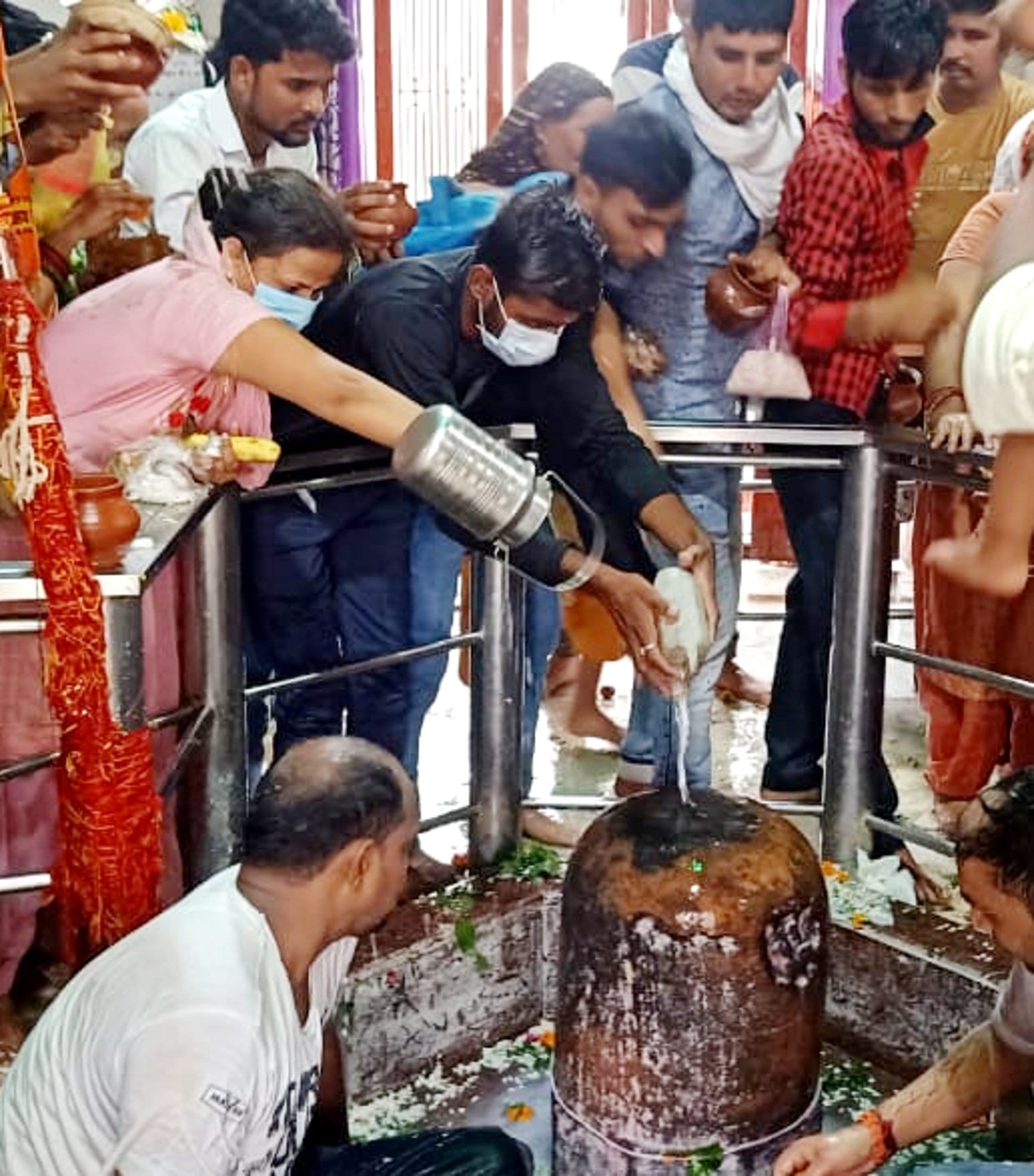 बालैनी के पुरा महादेव मंदिर में सावन के पहले सोमवार को जलाभिषेक करते शिव भक्त बालैनी के पुरा महादेव मंदिर में सावन के पहले सोमवार को जलाभिषेक करते शिव भक्त