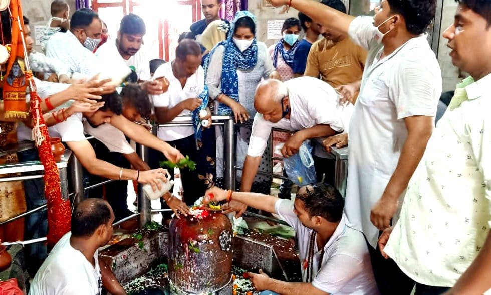 बालैनी के पुरा महादेव मंदिर में सावन के पहले सोमवार को जलाभिषेक करते शिव भक्त बालैनी के पुरा महादेव मंदिर में सावन के पहले सोमवार को जलाभिषेक करते शिव भक्त
