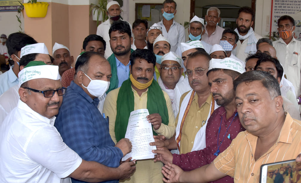 डीएम कार्यालय पर सिटी मजिस्ट्रेट को ज्ञापन सौंपते भारतीय किसान यूनियन तोमर के किसान डीएम कार्यालय पर सिटी मजिस्ट्रेट को ज्ञापन सौंपते भारतीय किसान यूनियन तोमर के किसान