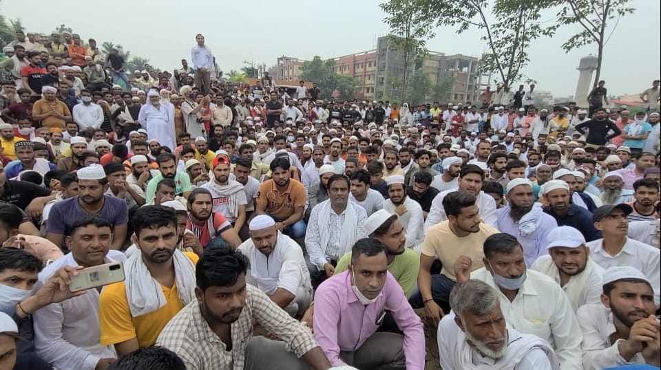 जीशान के शव के पोस्टमार्टम के दौरान सिविल अस्पताल में जुटे लोग।  संवाद