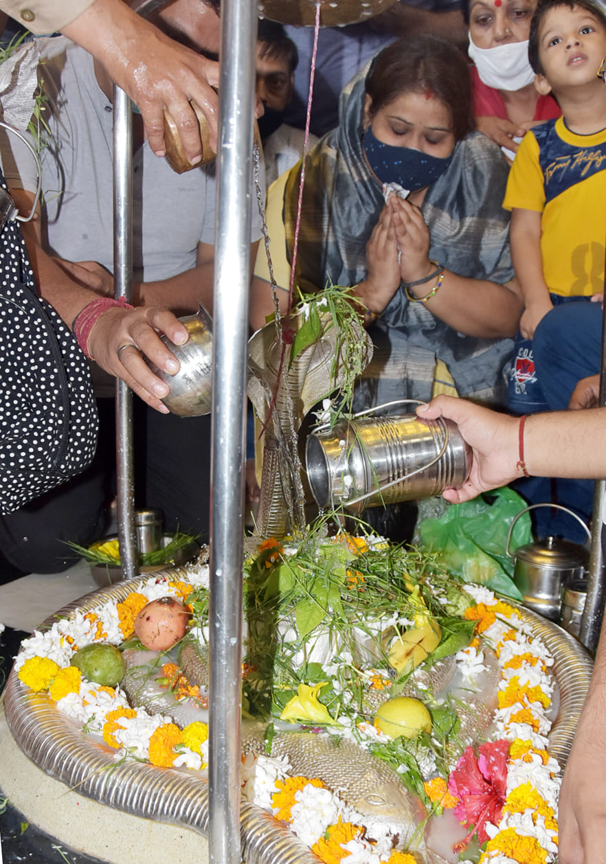 सावन के पहले सोमवार पर बागेश्वर महादेव मन्दिर में जलाभिषेक करते शिव भक्त