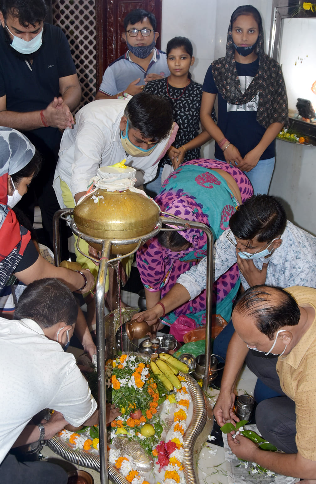 सावन के पहले सोमवार पर बागेश्वर महादेव मन्दिर में जलाभिषेक करते शिव भक्त