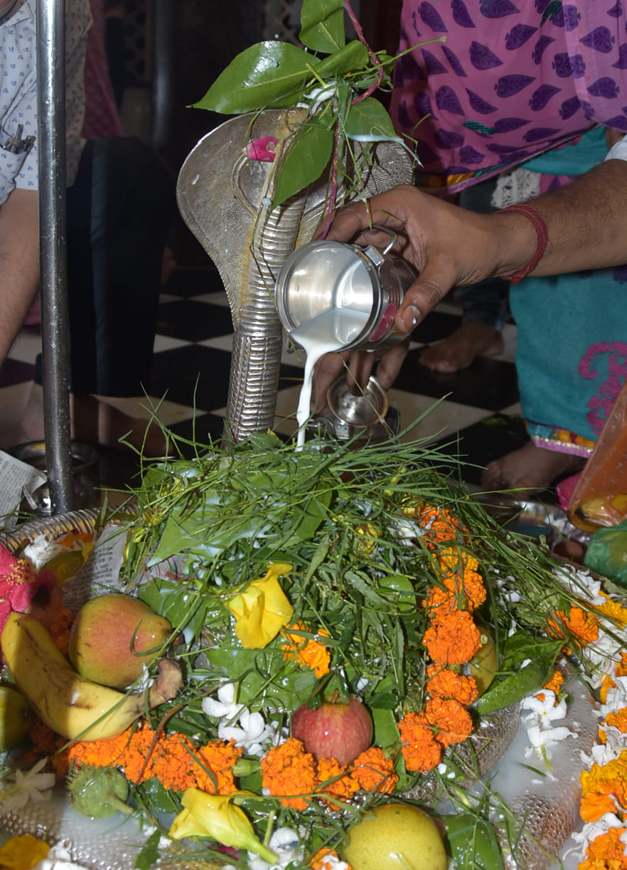 सावन के पहले सोमवार पर बागेश्वर महादेव मन्दिर में जलाभिषेक करते शिव भक्त