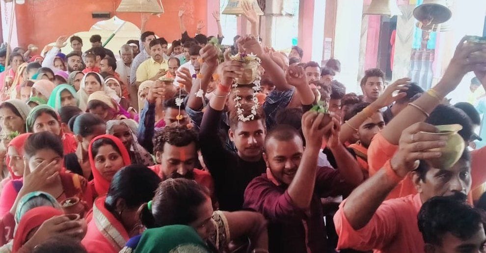 सावन माह के पहले सोमवार को घुइसरनाथ धाम में जलाभिषेक को उमड़ी भीड़।
