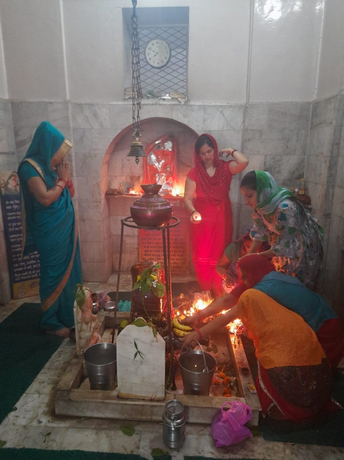 रटौल गांव के शिव मंदिर में सावन के पहले सोमवार को पूजा अर्चना करते हुए रटौल गांव के शिव मंदिर में सावन के पहले सोमवार को पूजा अर्चना करते हुए