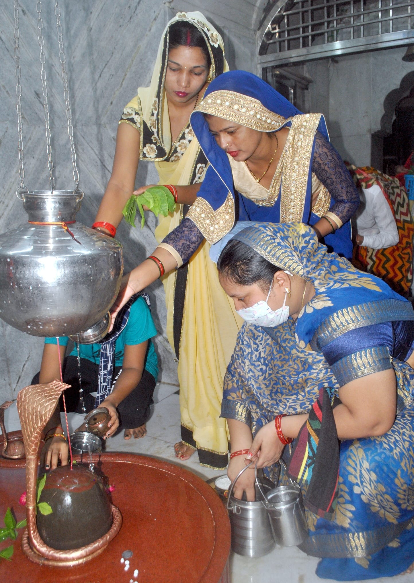 शामली के सतीवाला मन्दिर में जलाभिषेक  करते श्रद्धालु। 