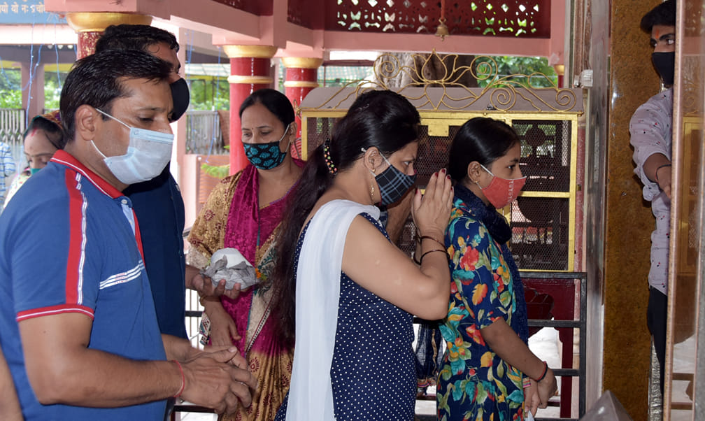 सावन के पहले सोमवार पर भूतेश्वर महादेव मन्दिर में जलाभिषेक के लिये लाइन में लगे शिव भक्त